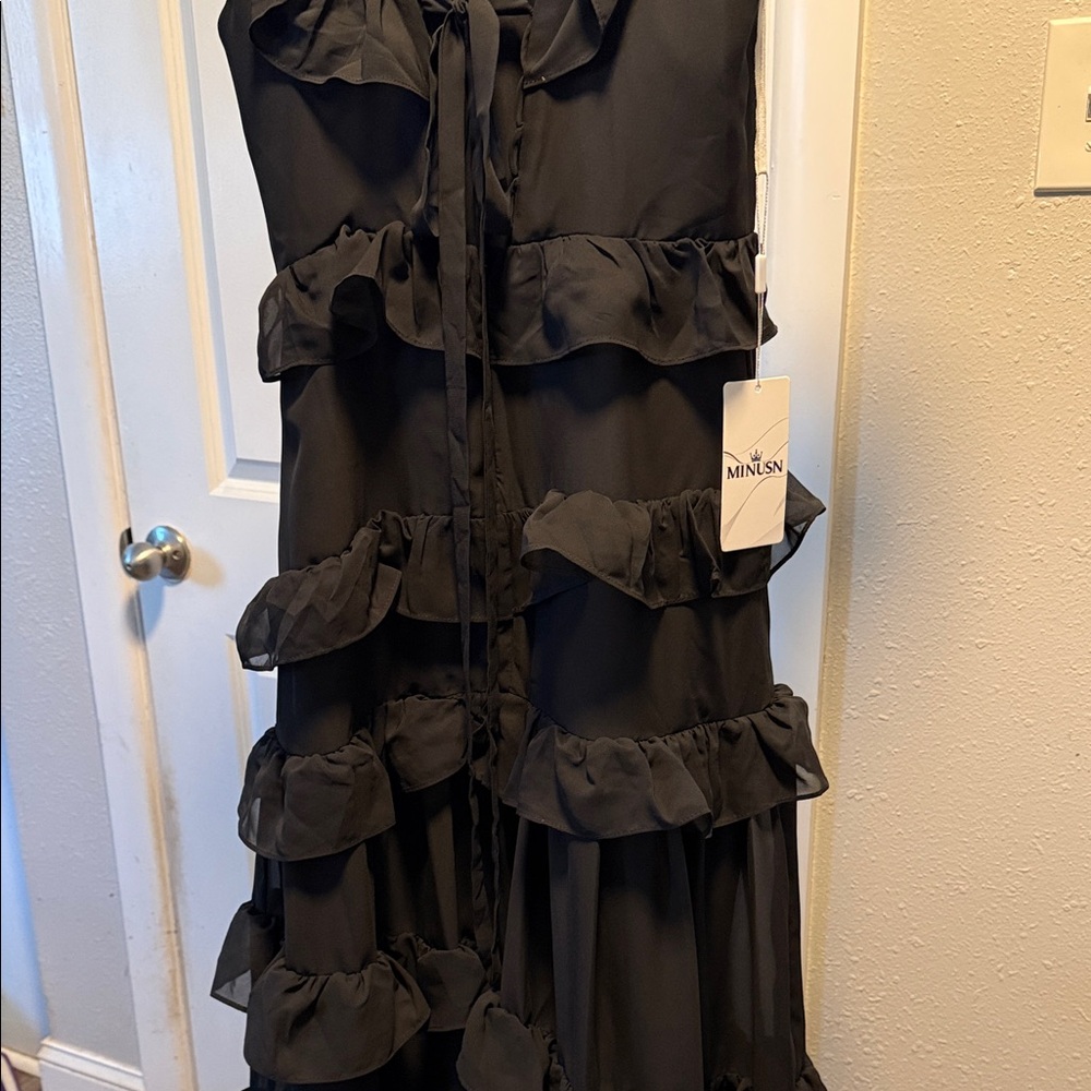 Chic Black Ruffle Prom Dress - Picture 7 of 8